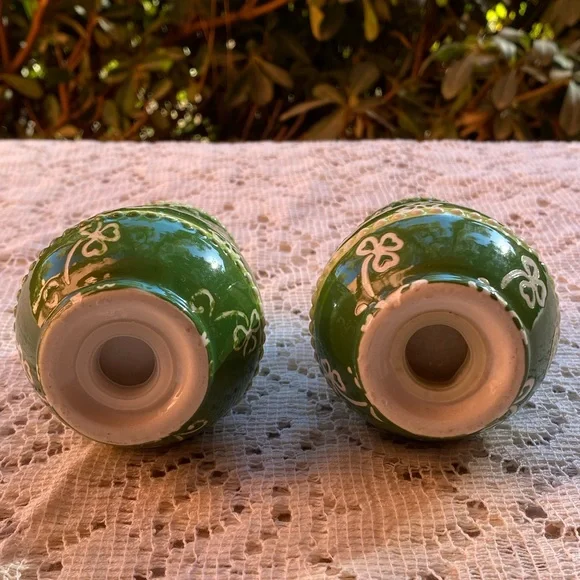 Salt and Pepper shaker set. Shamrock - Picture 3 of 4